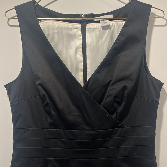 Little Black Dress, v-neck & knee length - Picture 3 of 9